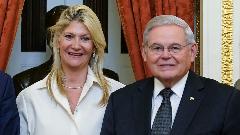 Сенатор Менендез и његова супруга оптужени за примање мита