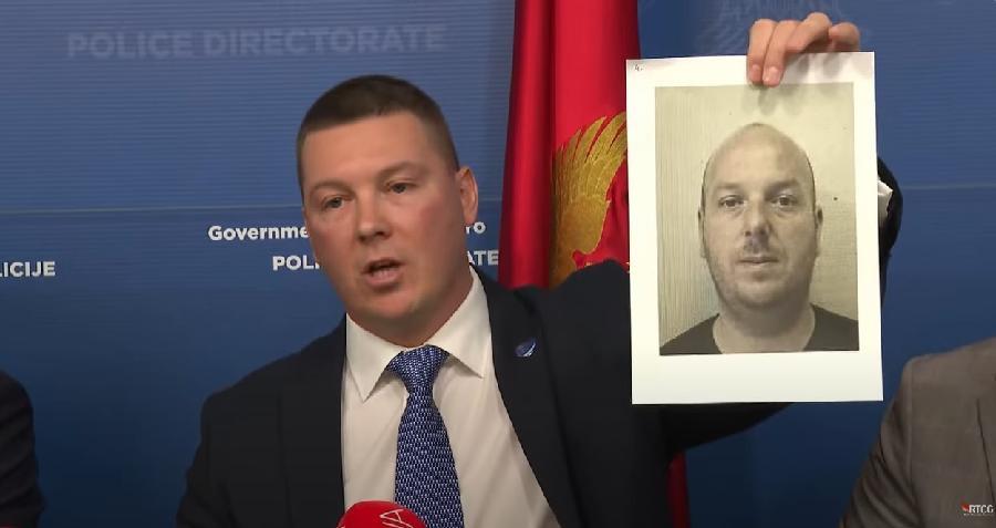 Аџић показује Ерићеву фотографију