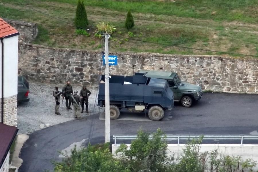 Нападачи у дворишту манастира 