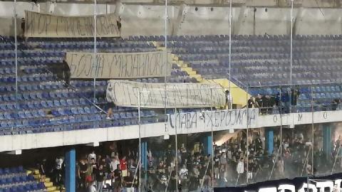 "Варвари" развили транспарент са именима Срба страдалих на Косову