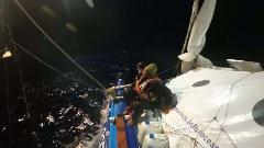 Три мушкарца спашена након што су њихов брод напале ајкуле