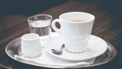 Znate li zašto se uz kafu poslužuje čaša vode?