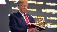 Tramp predstavio novu liniju zlatnih patika 