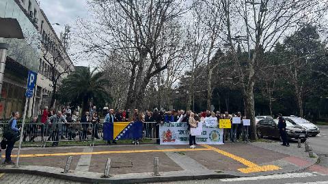 Protest ispred Skupštine zbog dolaska Dodika