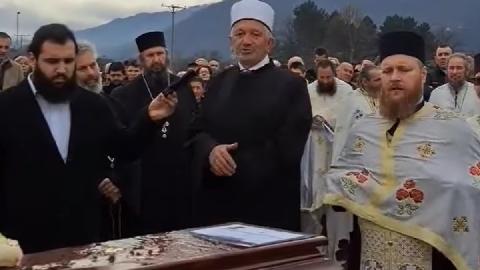 Od protojera Ristića oprostili se mitropolit Joanikije i efendija Muratović