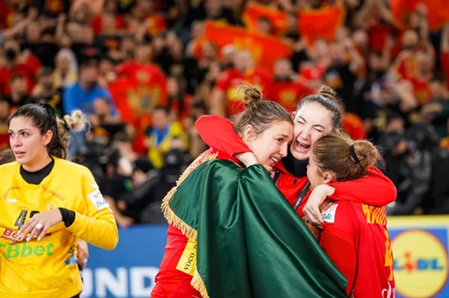 Milena Raičević slavi bronzu na EHF 2022 sa Đurđinom Jauković i Jovankom Radičević