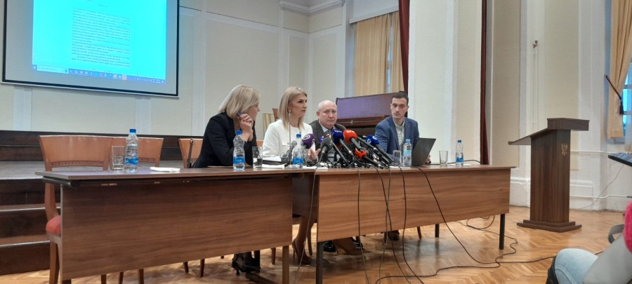 Na zahtjev bivše učenice Vujisić da da otkaz, Vučurović je kazala da direktorka ne može da radi mimo zakona