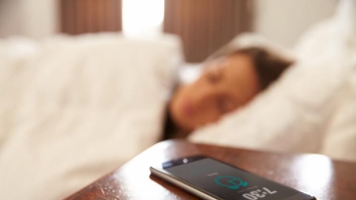 Kako držanje telefona noću kraj kreveta utiče na vaš san