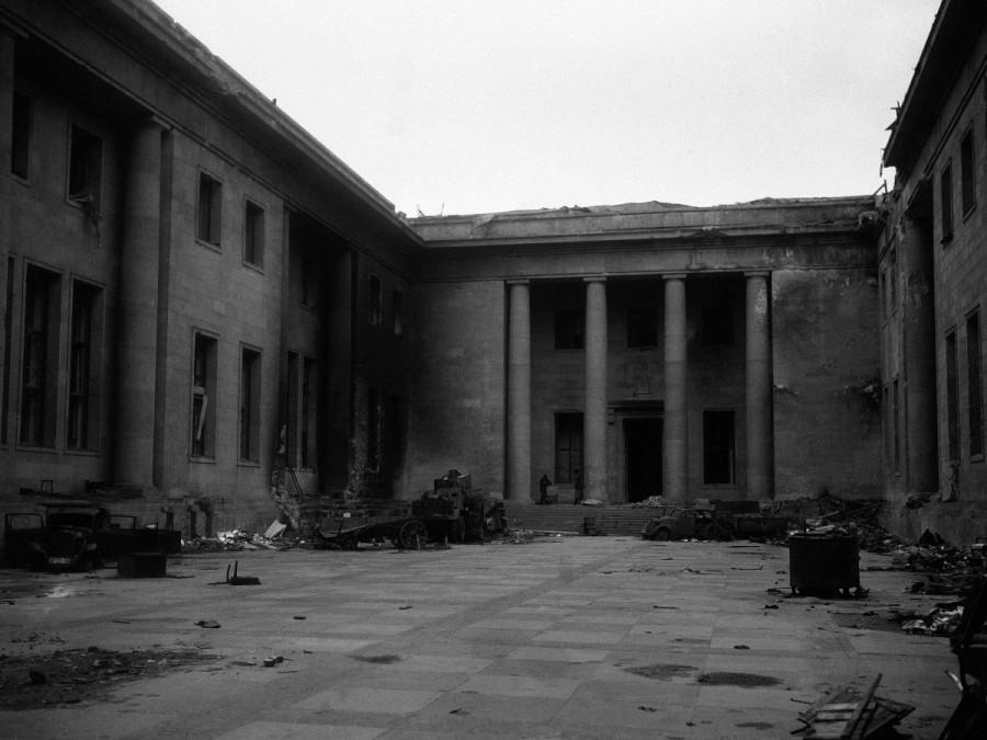 Uništena zgrada Nove kancelarije Rajha iz koje je vladao Adolf Hitler, Berlin 1945.