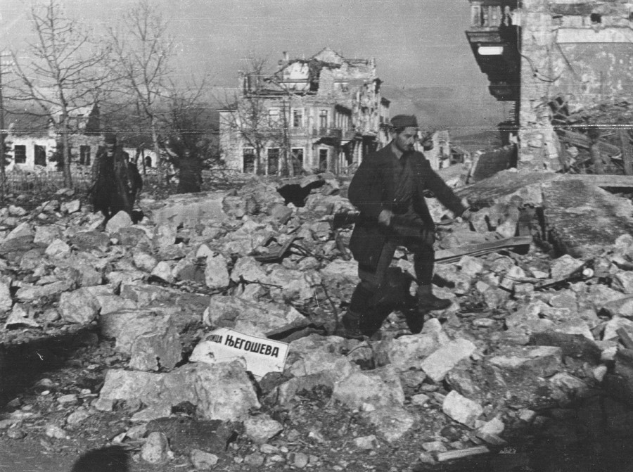 Prve patrole Bokeljske brigade ulaze u porušenu Podgoricu, prilikom oslobođenja, krajem 1944.