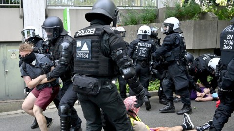 Sukobi demonstranata i policije tokom konvencije ekstremnodesničarske AfD thumb2.jpg