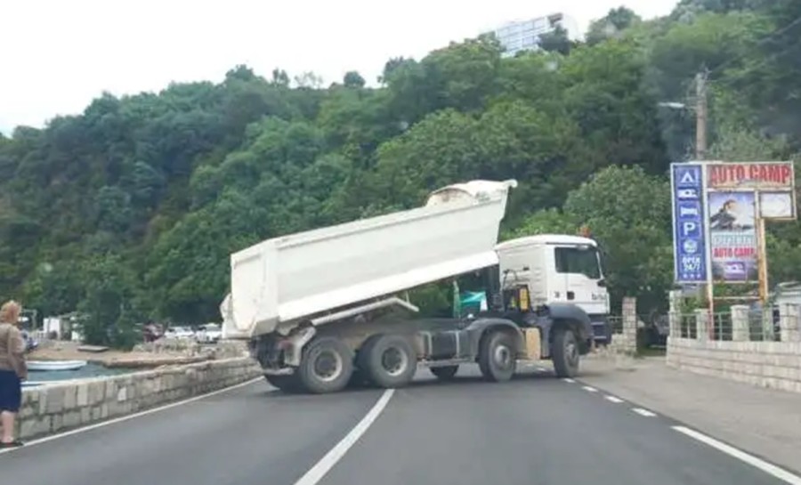 radovi u sred sezone ne jenjavaju, kamioni zaustavljaju saobraćaj 