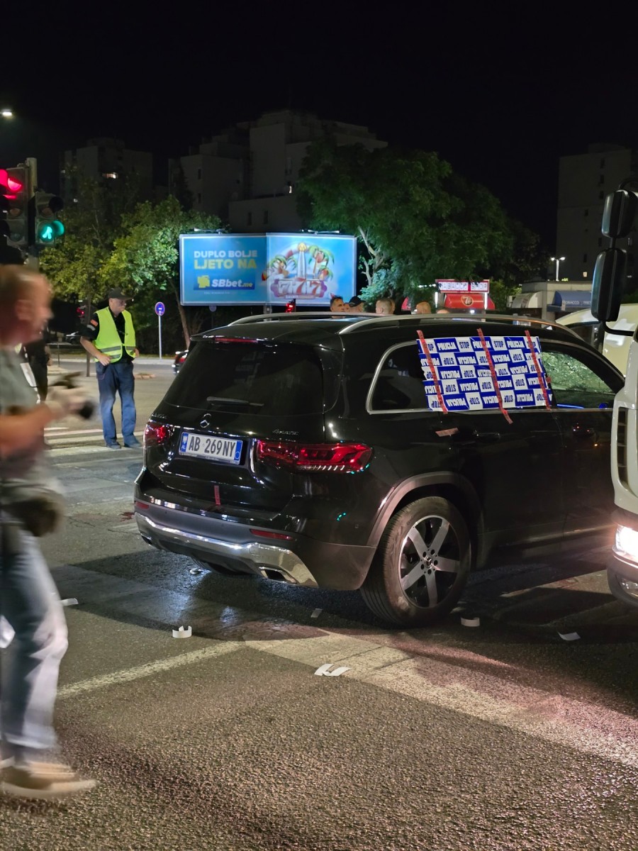 Staklo na automobilu uhapšenog stranca je razbijeno