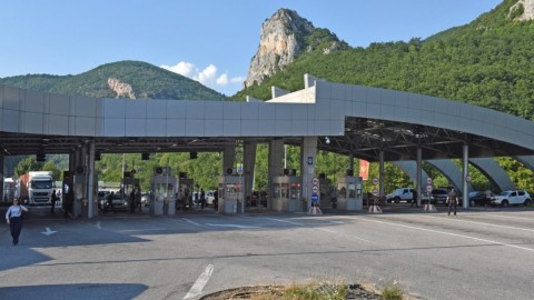 Oduzeta tri međunarodno tražena vozila, uhapšen turski državljanin zbog pištolja thumb2.jpg