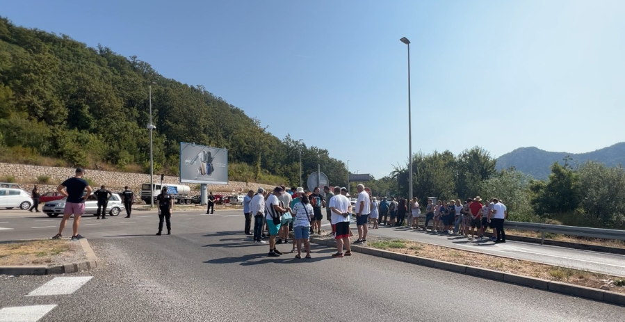 Crmničani nedjeljama organizuju blokadu
