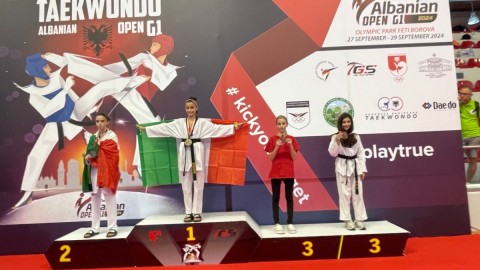 Gordana Džaković bronzana u Tirani thumb2.jpg