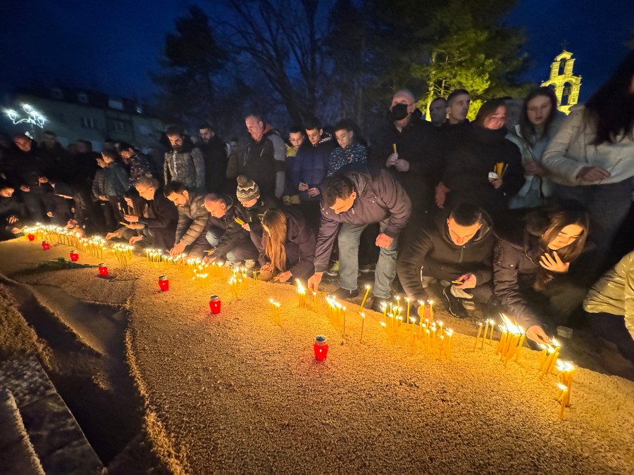 Građani pale svijeće na Cetinju