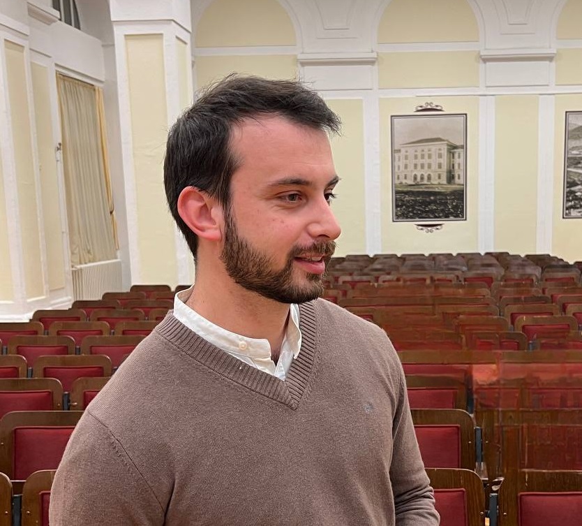 Profesor CHBS jezika Miloš Popović 