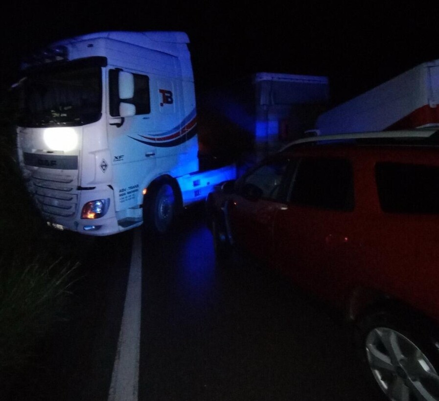 Sudar kamiona i dva putnička automobila na magistralnom putu Bar - Budva (Foto: Patrola CG/Viber )