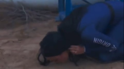 Kejti Peri se vratila na Zemlju posle 11 minuta u svemirskoj raketi thumb2.jpg
