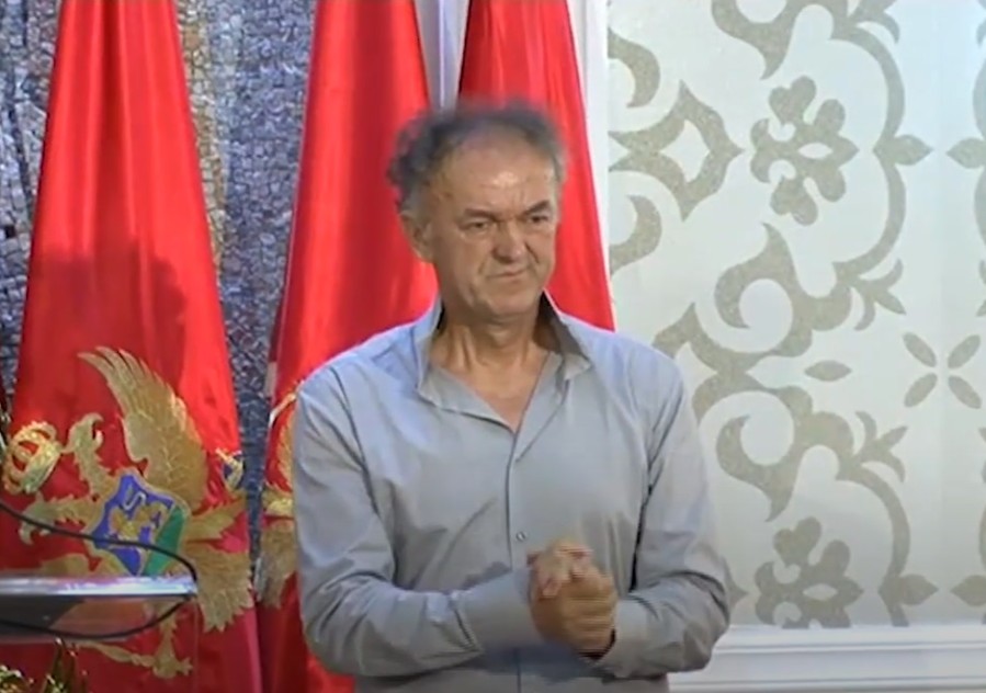 Miladin Šobić prilikom uručenja Trinaestojulske nagrade