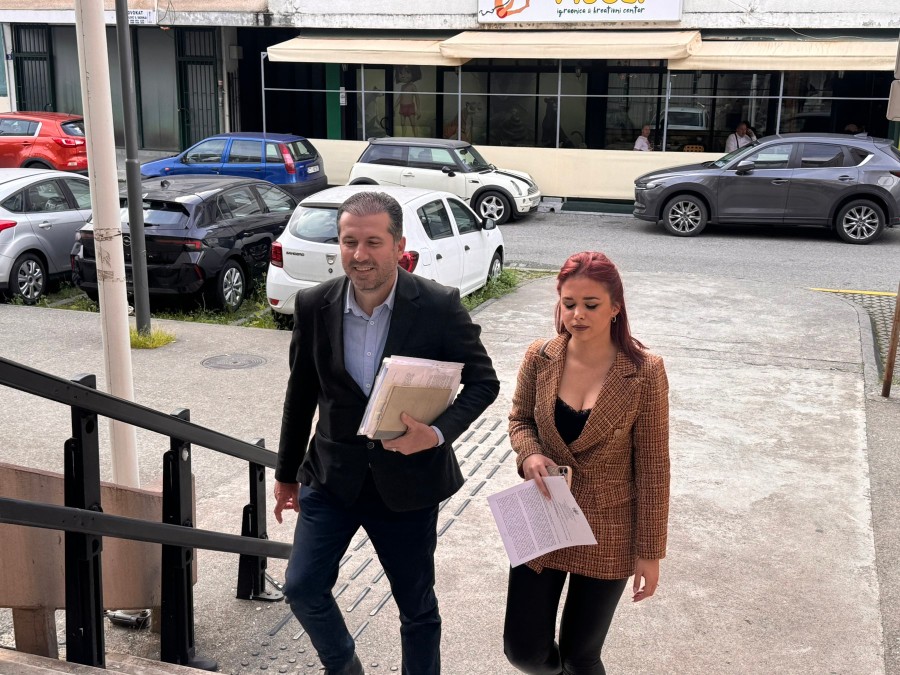 Čelanović sa advokatom Daliborom Kavarićem ispred ODT Podgorica