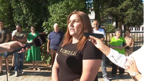 Roditelji pretučenog dječaka protestuju ispred OŠ "Vuko Jovović" thumb2.jpg
