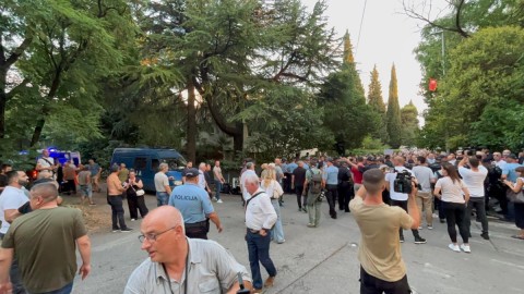 Policija o incidentu: Građani pokušali da probiju kordon, povrijeđen policajac thumb2.jpg