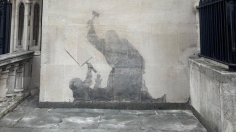Novi Benksijev mural na zgradi suda ekspresno uklonjen thumb2.jpg