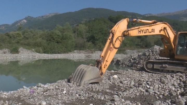 U Botunu spriječena nezakonita eksploatacija šljunka, krivična protiv jedne osobe thumb3.jpg