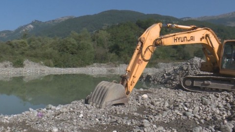 U Botunu spriječena nezakonita eksploatacija šljunka, krivična protiv jedne osobe thumb2.jpg