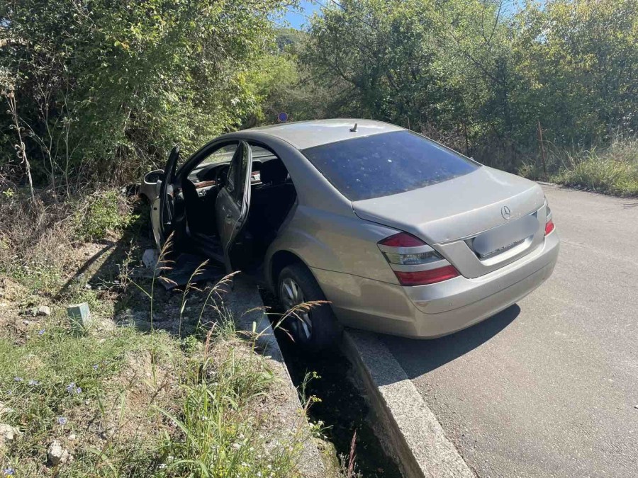 Prilikom potjere izazvani udesi i vozilo završilo u jarku u mjestu Poljice