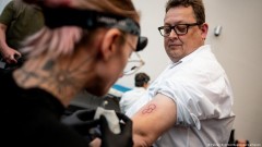 Poslanici se tetoviraju: Reklama za doniranje organa