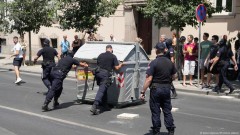 Štampa o protestima u Srbiji: Autokratija se ljulja