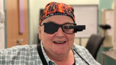Očni implant pomaže slepima da ponovo čitaju