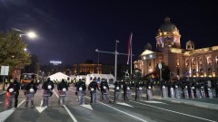 Licem u lice, a između kordon: Skupovi podrške vlasti i Dijani Hrki u Beogradu
