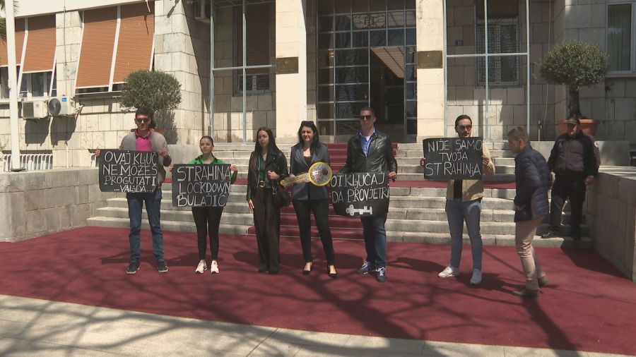 Mladi SDP-a na performansu ispred Skupštine (foto: TVCG) Mladi SDP-a na performansu ispred Skupštine (foto: TVCG)