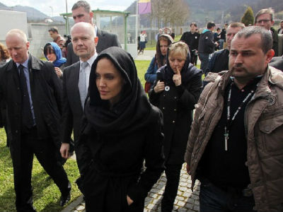 Anđelina u suzama napustila Srebrenicu 140328052.5mn.jpg