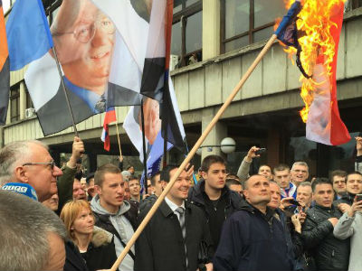 Pokrenut krivični postupak protiv Šešelja eelj-pali-zastavu.jpg
