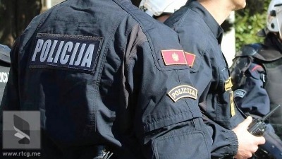 Uhapšeni mladići, crtali kapelu na ogradi policija.jpg