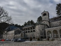 "URA da uskrati povjerenje Vladi zbog otimačine manastira"