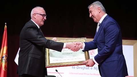 Đukanoviću nagrada za prijem izbjeglica sa Kosova 1999. godine